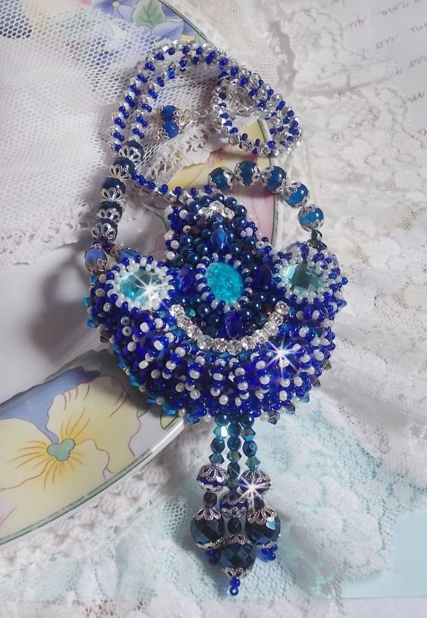 Paris Divine ketting geborduurd met Swarovski kristallen, Boheemse kristalkralen en rocailles. 