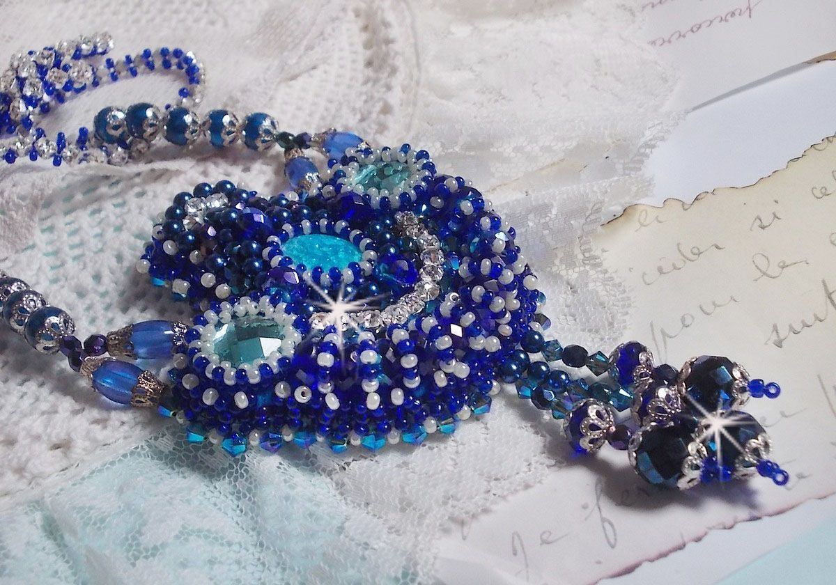 Paris Divine ketting geborduurd met Swarovski kristallen, Boheemse kristalkralen en rocailles. 