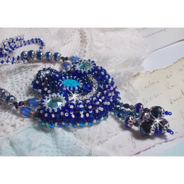 Paris Divine ketting geborduurd met Swarovski kristallen, Boheemse kristalkralen en rocailles. 