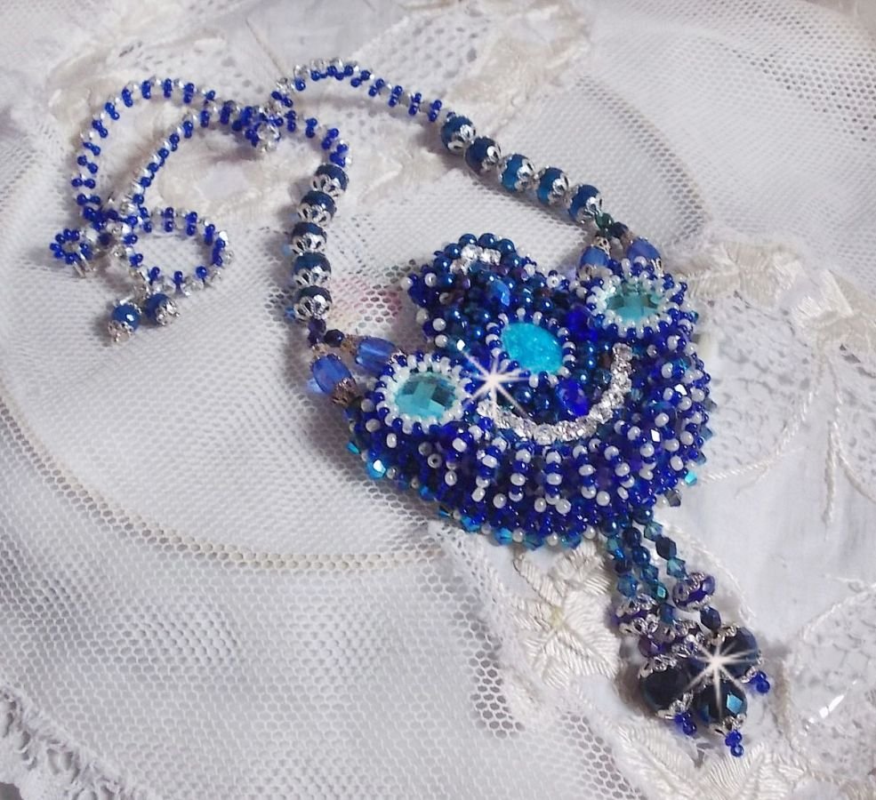 Paris Divine ketting geborduurd met Swarovski kristallen, Boheemse kristalkralen en rocailles. 