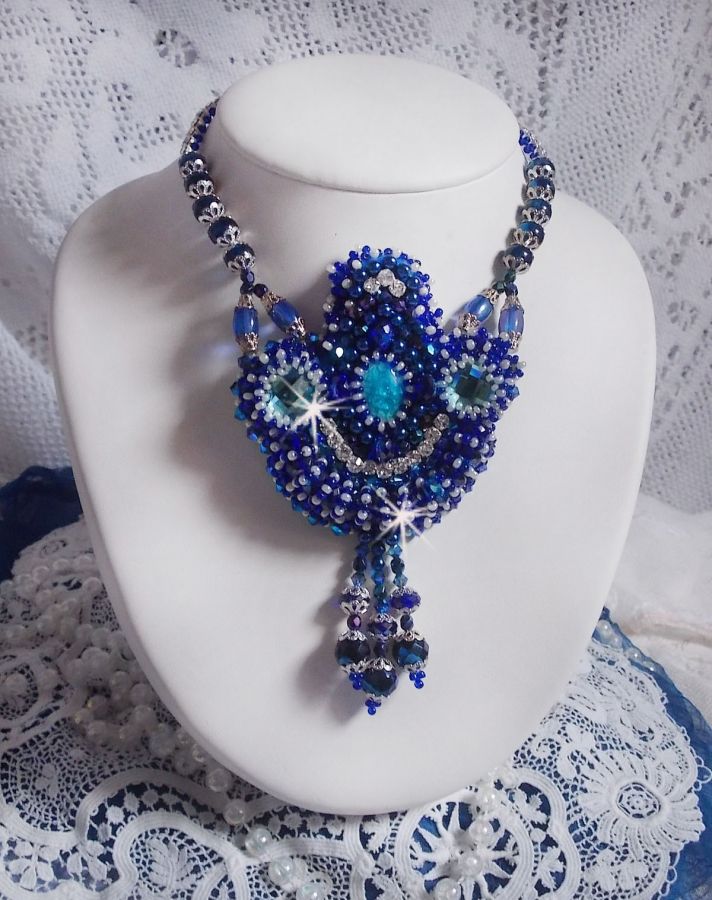 Paris Divine ketting geborduurd met Swarovski kristallen, Boheemse kristalkralen en rocailles. 