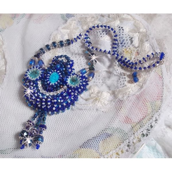 Paris Divine ketting geborduurd met Swarovski kristallen, Boheemse kristalkralen en rocailles. 