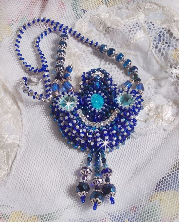 Paris Divine ketting geborduurd met Swarovski kristallen, Boheemse kristalkralen en rocailles. 