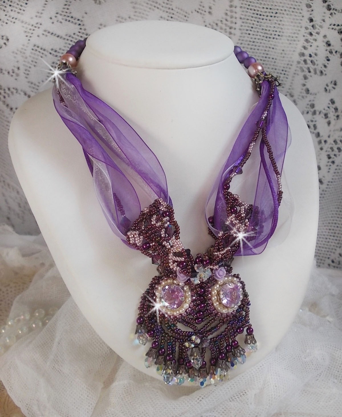 Parisienne ketting geborduurd met Swarovski kristallen, ivoorkleurige parels en rocailles