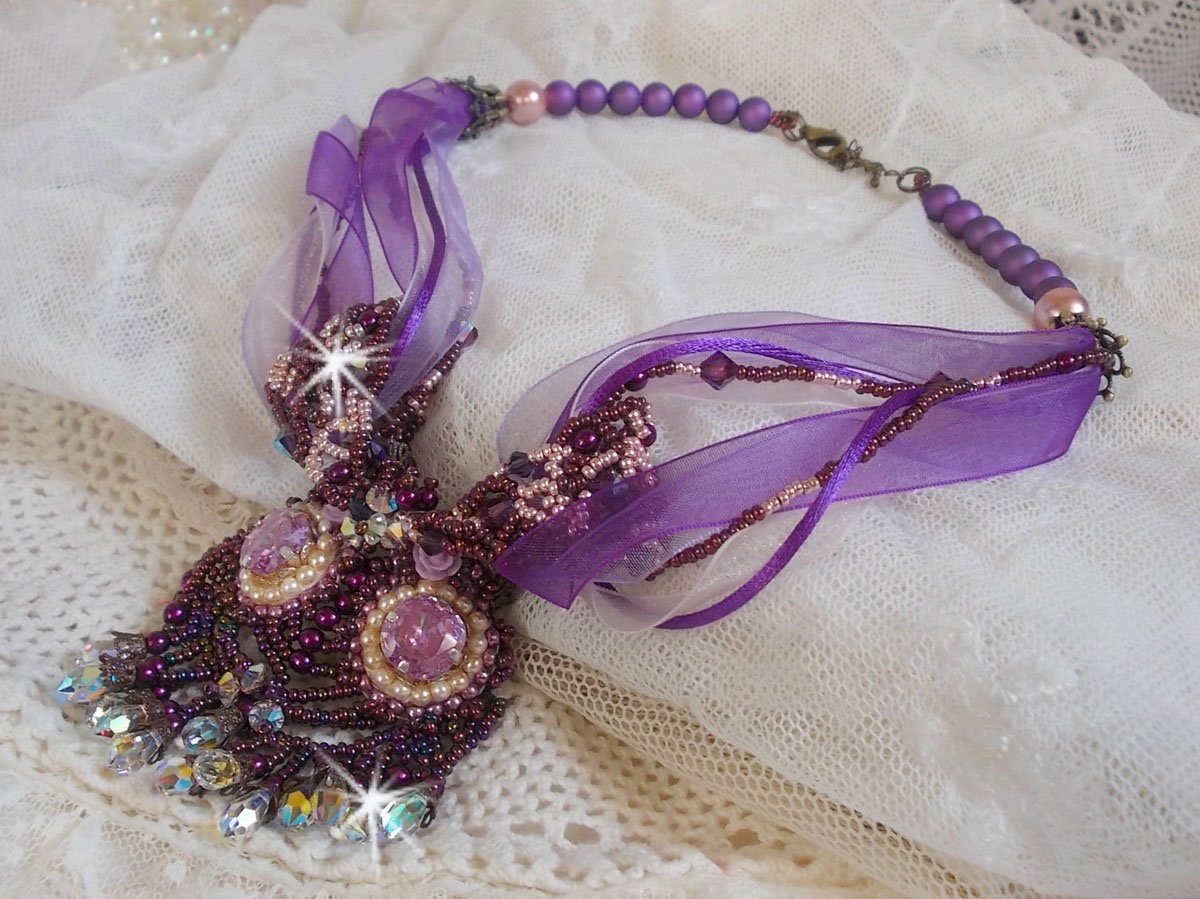Parisienne ketting geborduurd met Swarovski kristallen, ivoorkleurige parels en rocailles