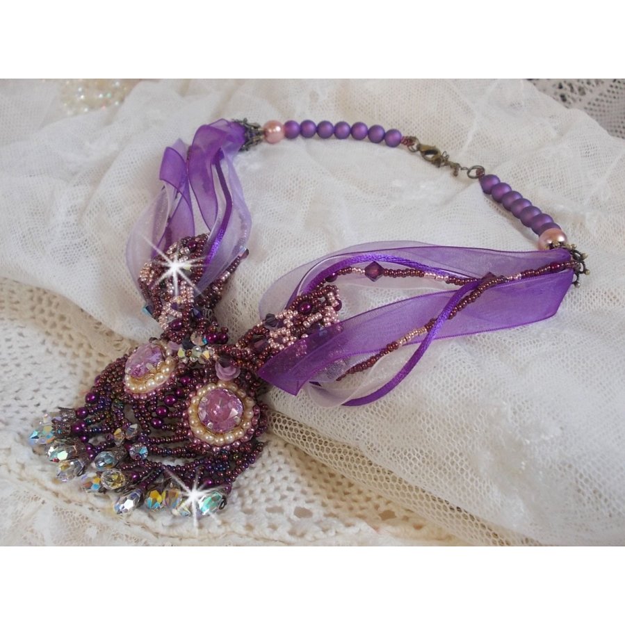 Parisienne ketting geborduurd met Swarovski kristallen, ivoorkleurige parels en rocailles