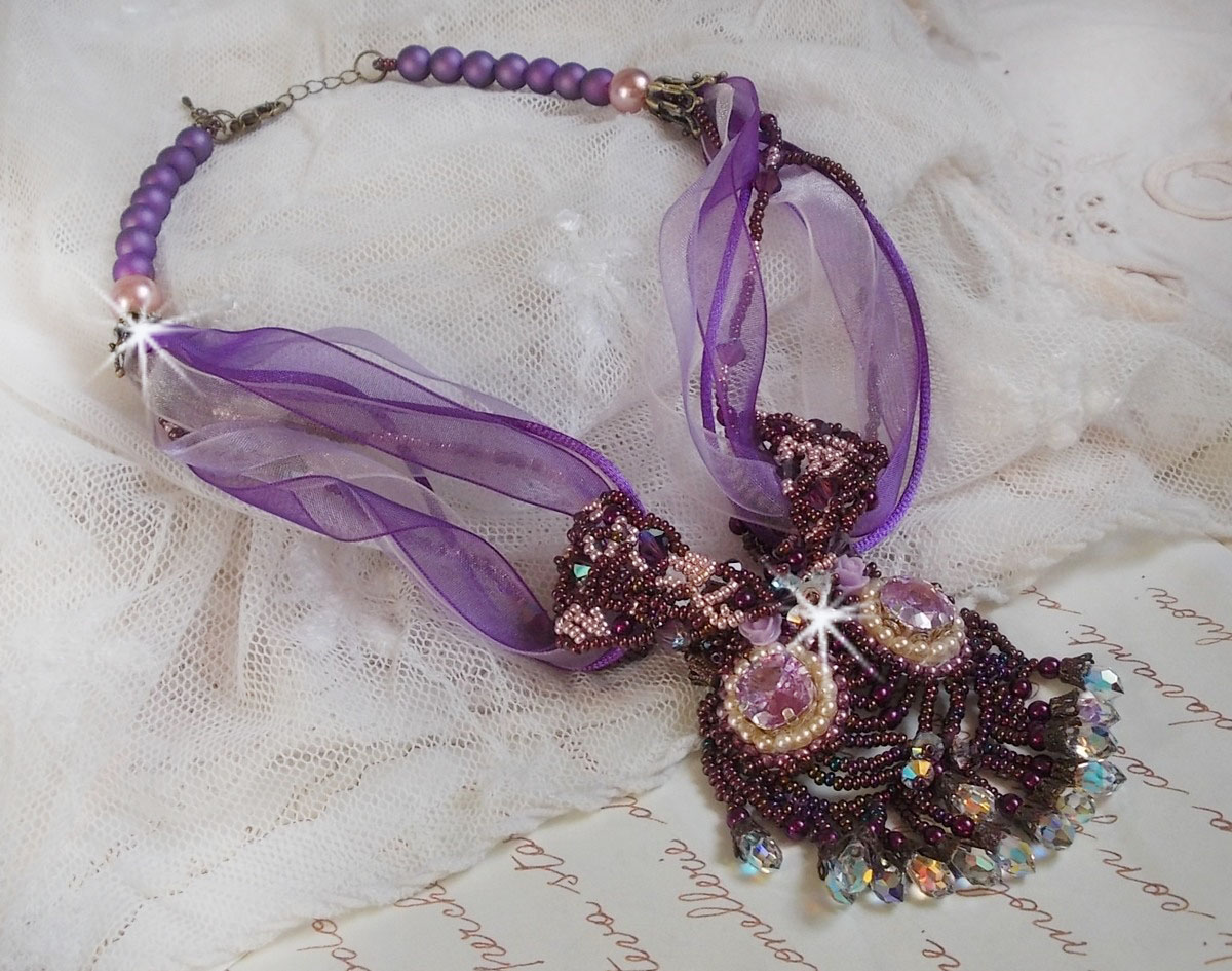 Parisienne ketting geborduurd met Swarovski kristallen, ivoorkleurige parels en rocailles