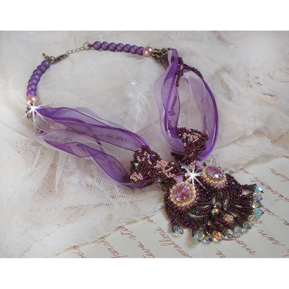 Parisienne ketting geborduurd met Swarovski kristallen, ivoorkleurige parels en rocailles