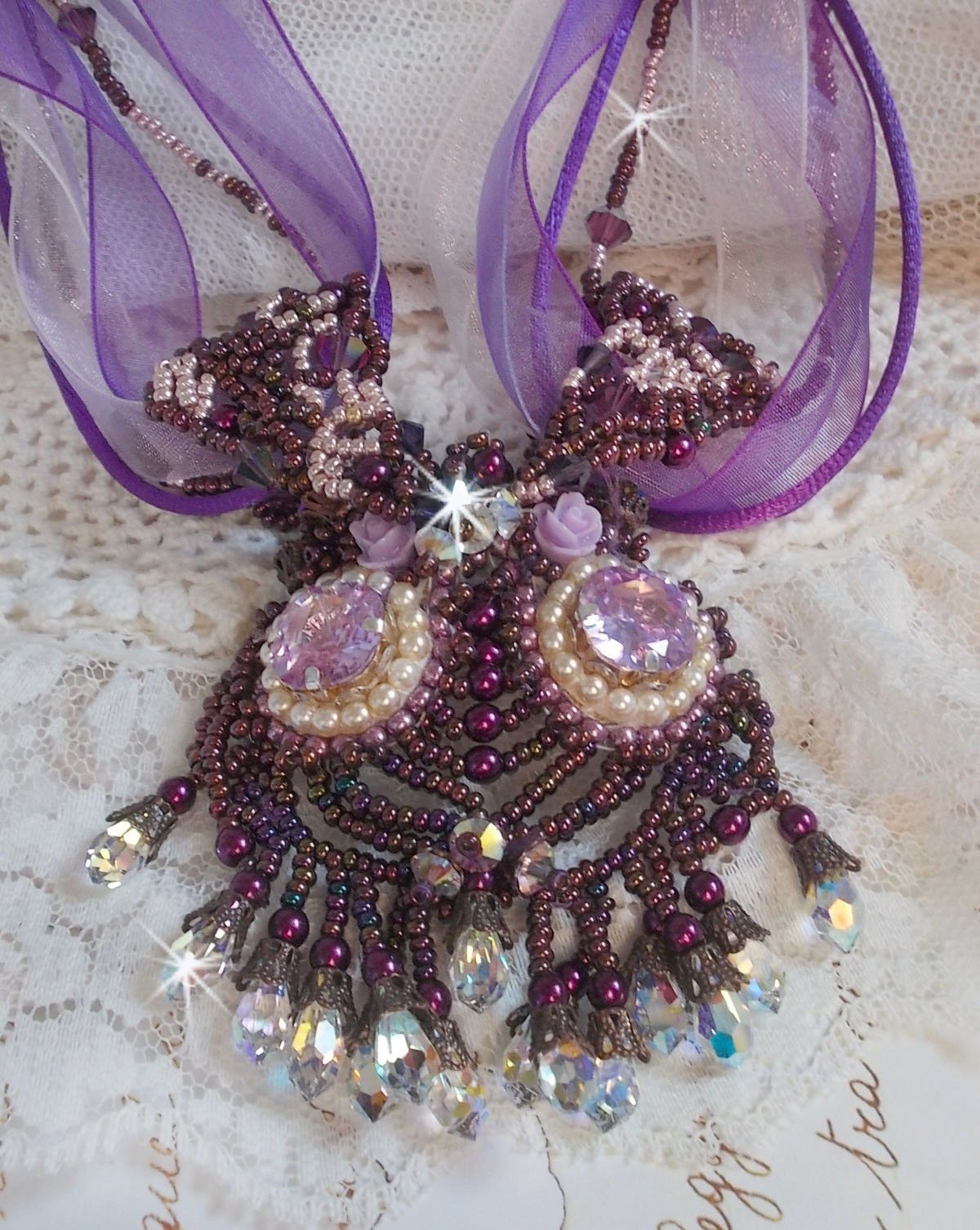 Parisienne ketting geborduurd met Swarovski kristallen, ivoorkleurige parels en rocailles