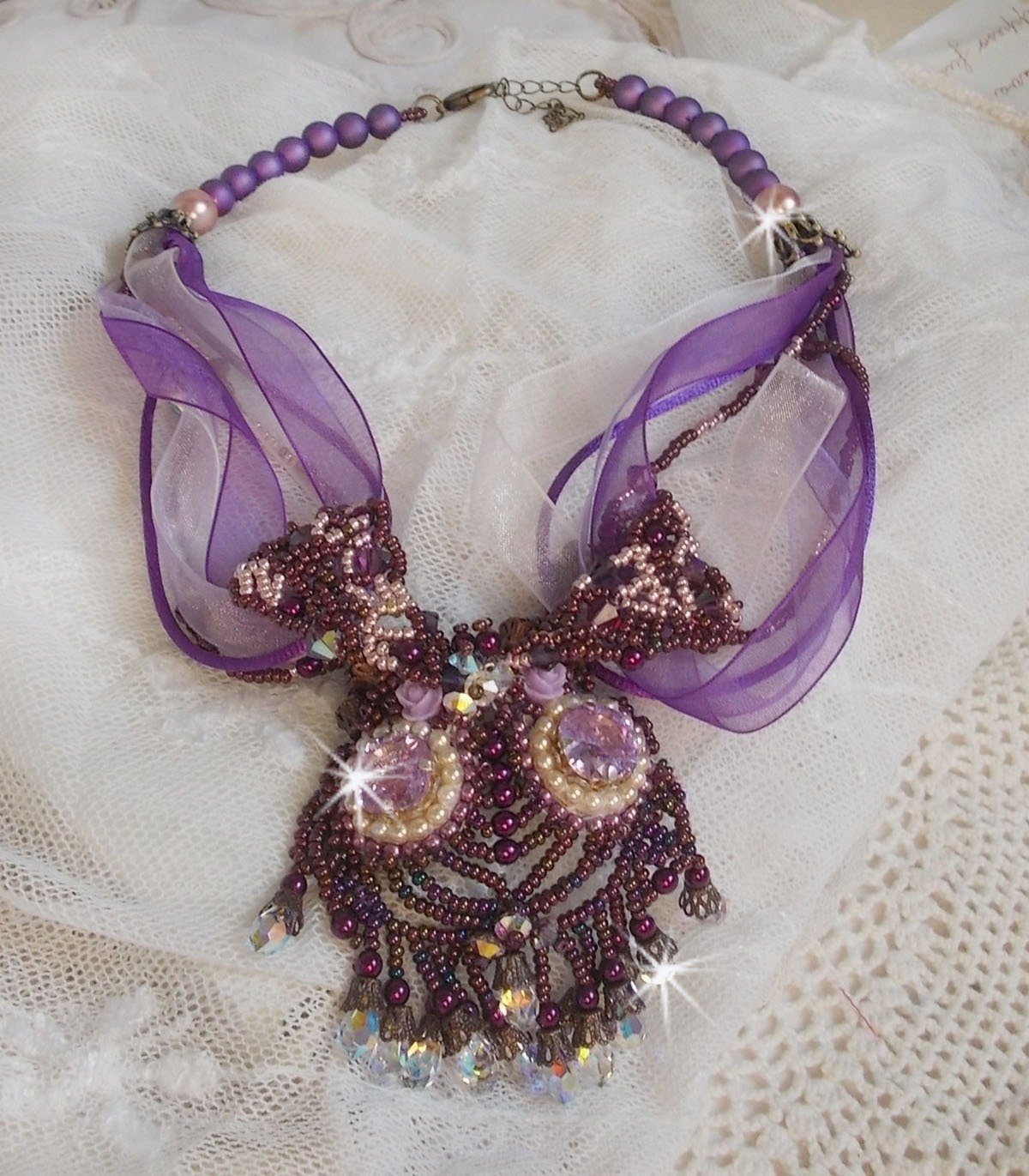 Parisienne ketting geborduurd met Swarovski kristallen, ivoorkleurige parels en rocailles