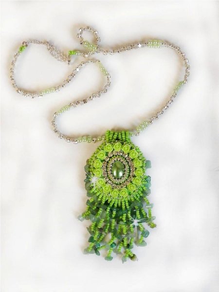 Collier Passion cr&eacute;e avec des chips aventurine, des roses en r&eacute;sine avec un cabochon et des rocailles.