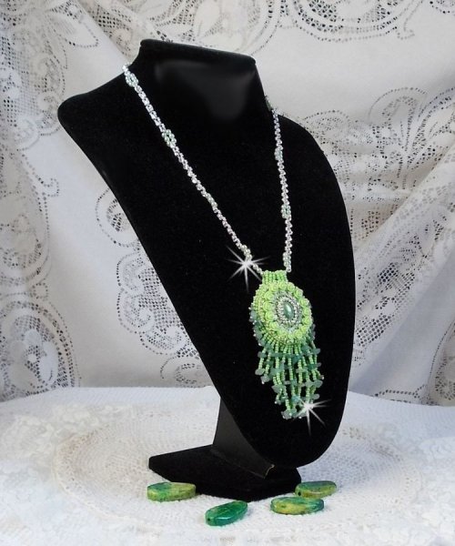 Collier Passion cr&eacute;e avec des chips aventurine, des roses en r&eacute;sine avec un cabochon et des rocailles.