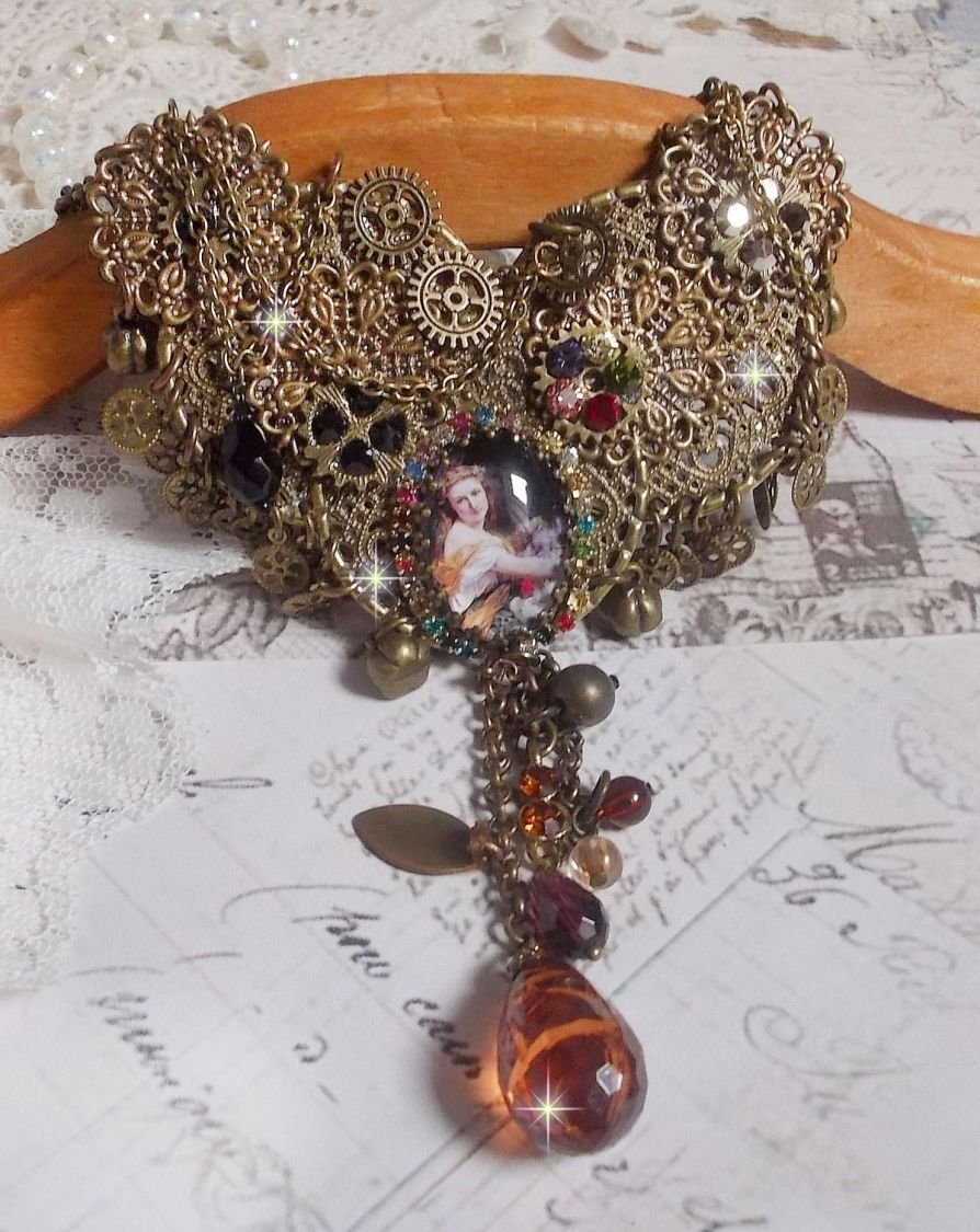 Mes Passions Broc's ketting creëert een vrouw met gouden haar met bloemen, bronzen accessoires, kristallen bedels en een strass ketting.