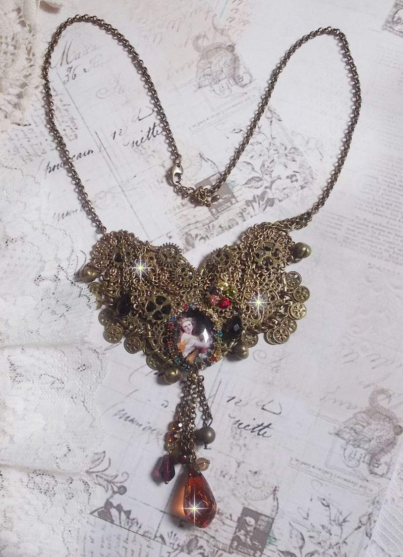 Mes Passions Broc's ketting creëert een vrouw met gouden haar met bloemen, bronzen accessoires, kristallen bedels en een strass ketting.