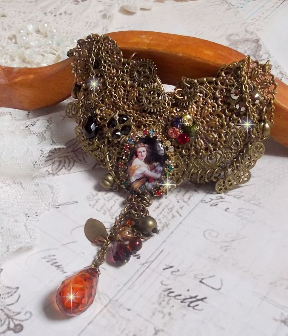 Mes Passions Broc's ketting creëert een vrouw met gouden haar met bloemen, bronzen accessoires, kristallen bedels en een strass ketting.