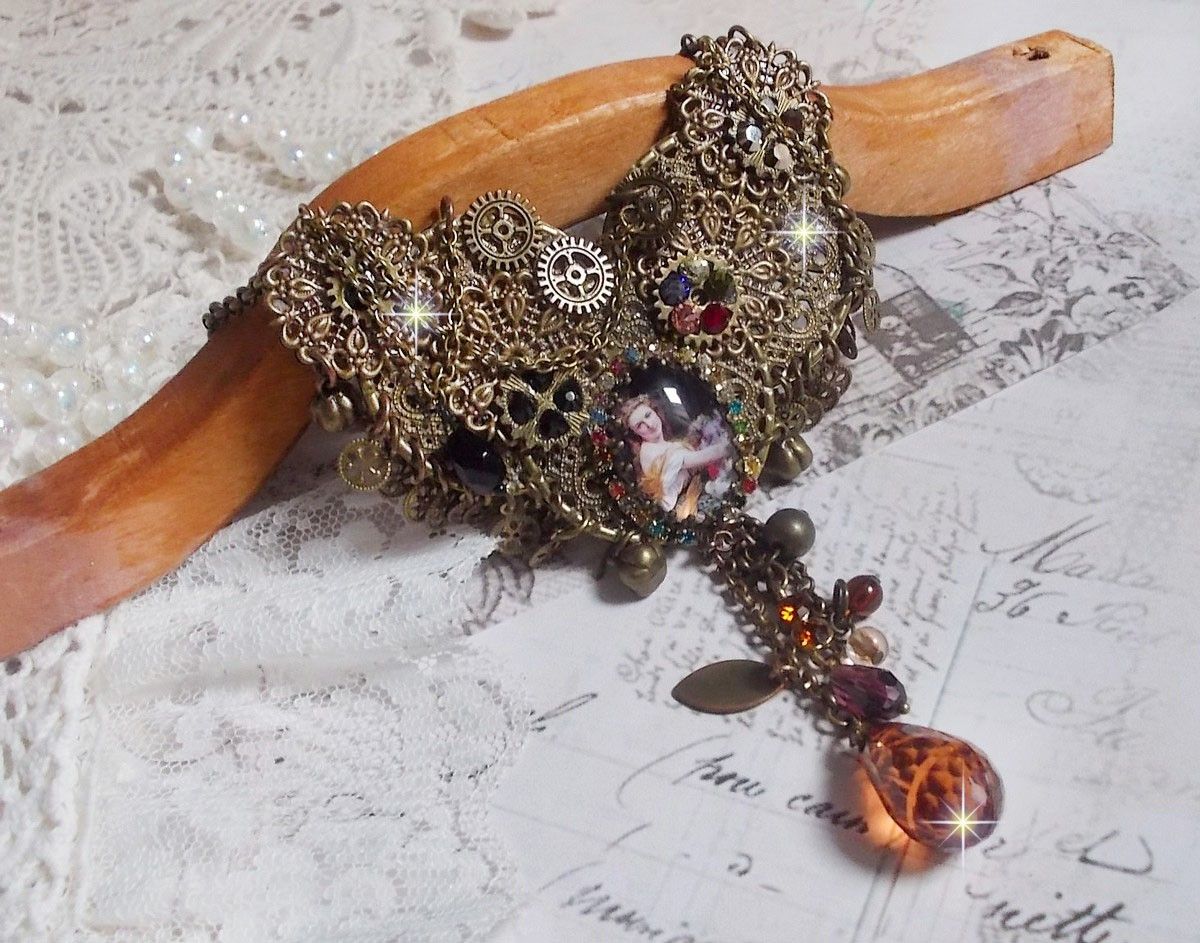 Mes Passions Broc's ketting creëert een vrouw met gouden haar met bloemen, bronzen accessoires, kristallen bedels en een strass ketting.