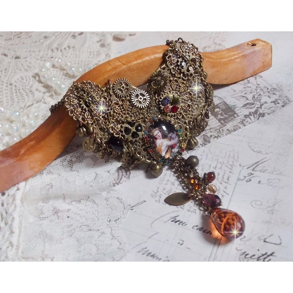 Mes Passions Broc's ketting creëert een vrouw met gouden haar met bloemen, bronzen accessoires, kristallen bedels en een strass ketting.