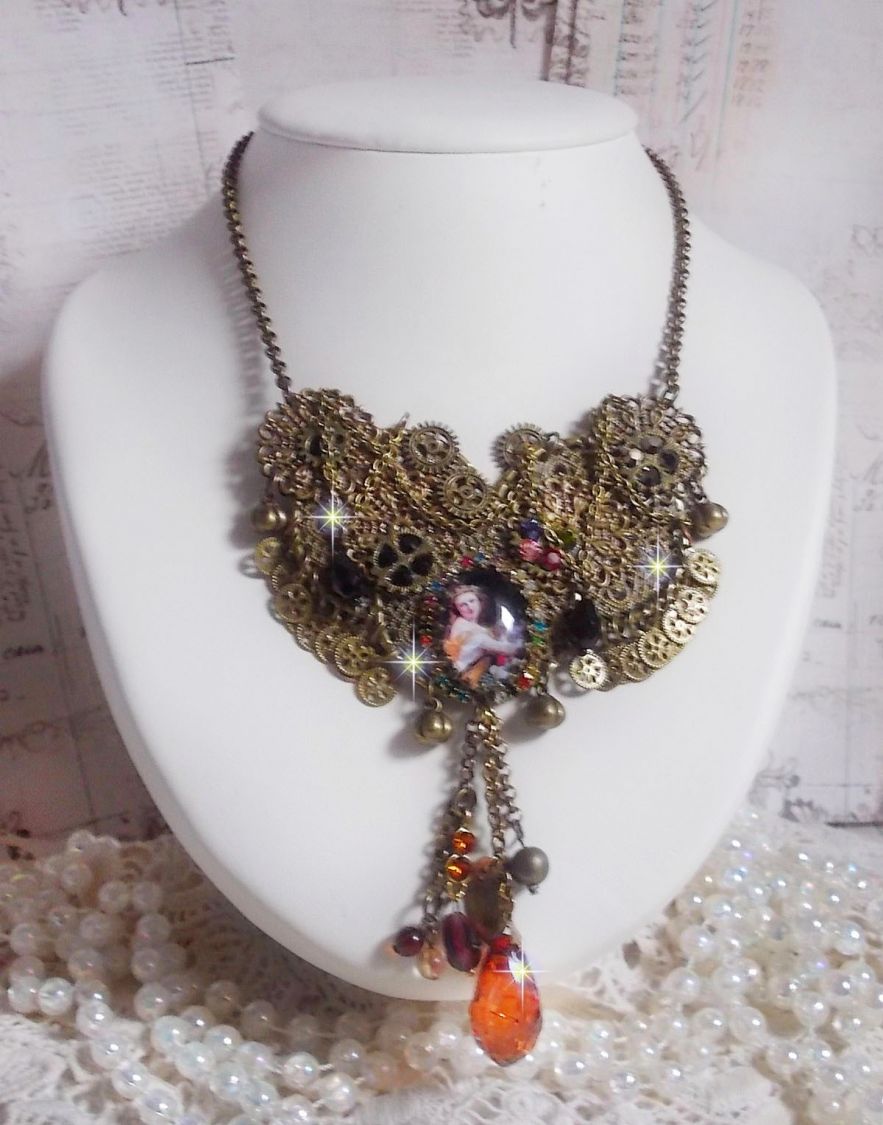 Mes Passions Broc's ketting creëert een vrouw met gouden haar met bloemen, bronzen accessoires, kristallen bedels en een strass ketting.