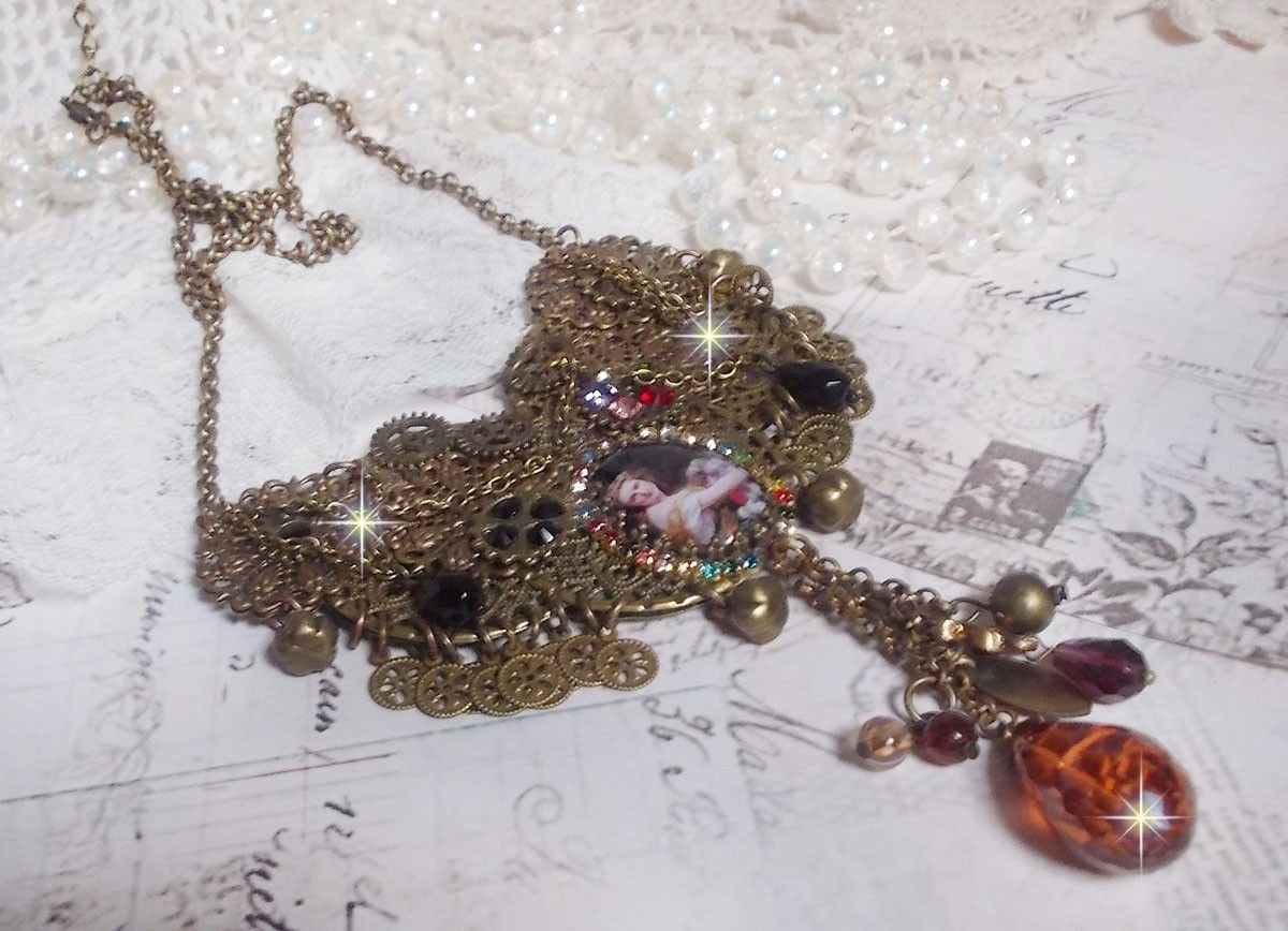 Mes Passions Broc's ketting creëert een vrouw met gouden haar met bloemen, bronzen accessoires, kristallen bedels en een strass ketting.