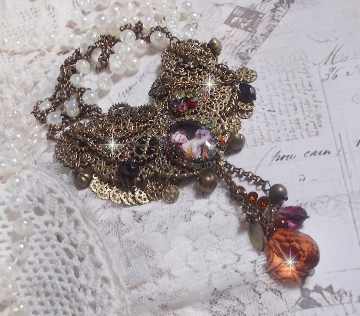 Mes Passions Broc's ketting creëert een vrouw met gouden haar met bloemen, bronzen accessoires, kristallen bedels en een strass ketting.
