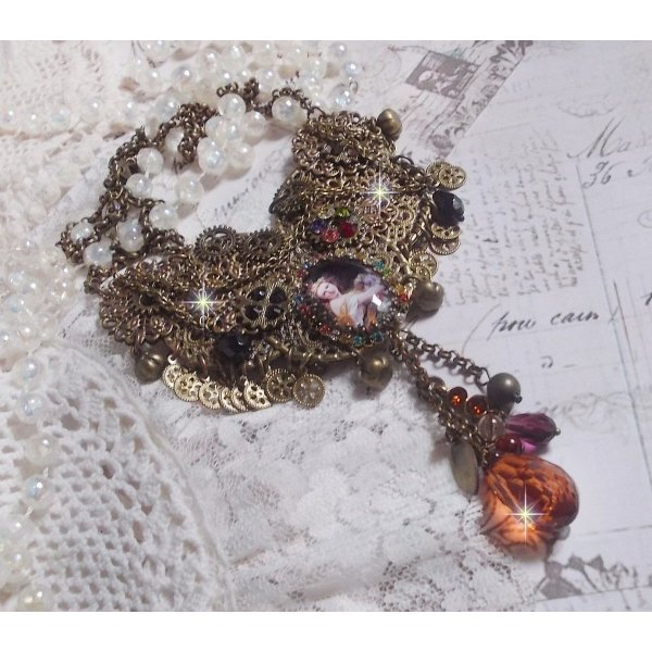 Mes Passions Broc's ketting cre&euml;ert een vrouw met gouden haar met bloemen, bronzen accessoires, kristallen bedels en een strass ketting.