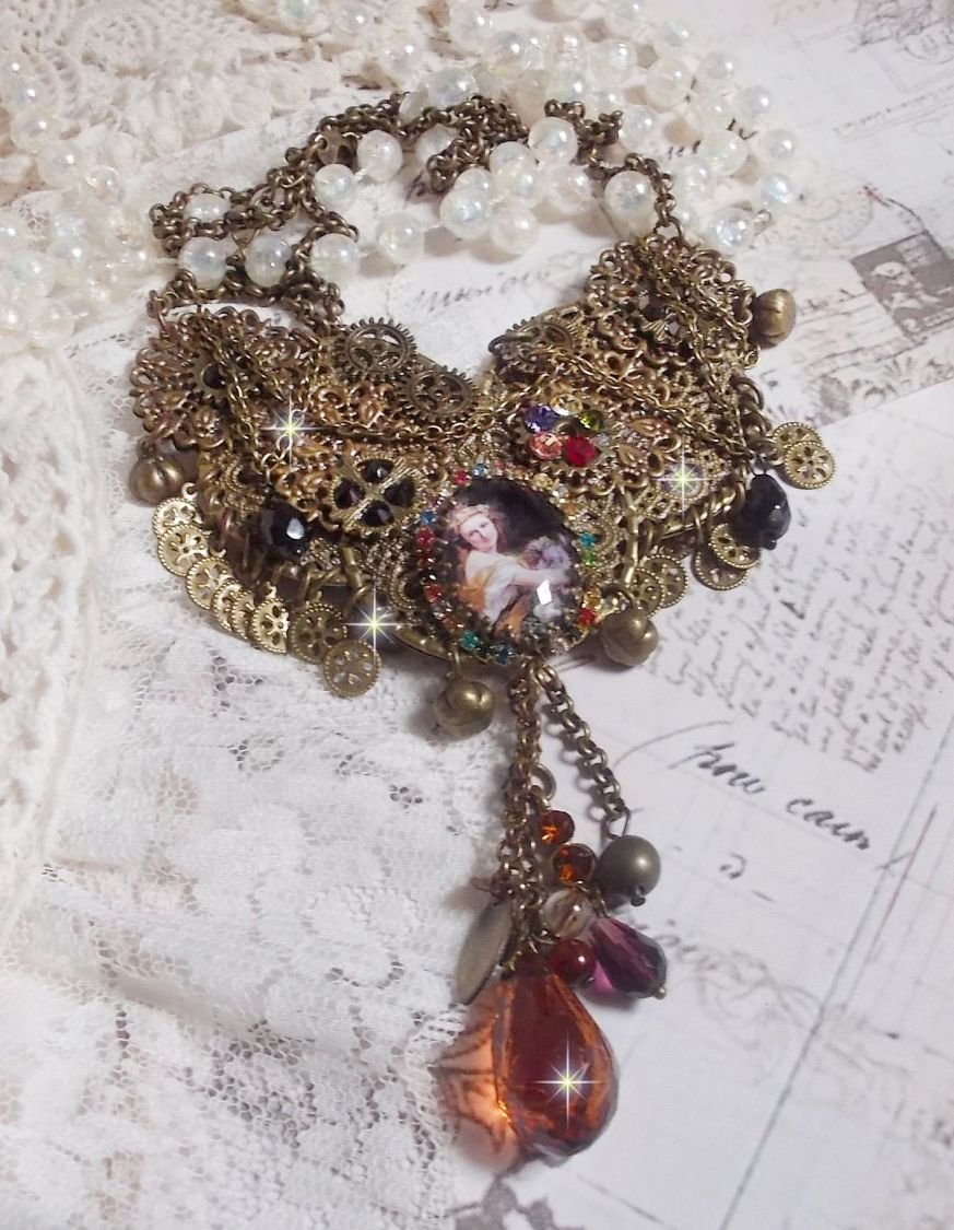 Mes Passions Broc's ketting creëert een vrouw met gouden haar met bloemen, bronzen accessoires, kristallen bedels en een strass ketting.