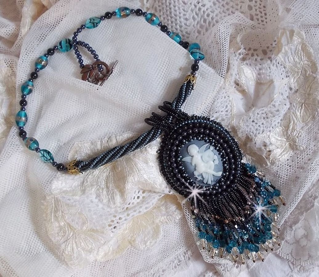 Angelot hanger ketting met acryl Angel, Swarovski kristallen tolletjes en Japanse rocailles