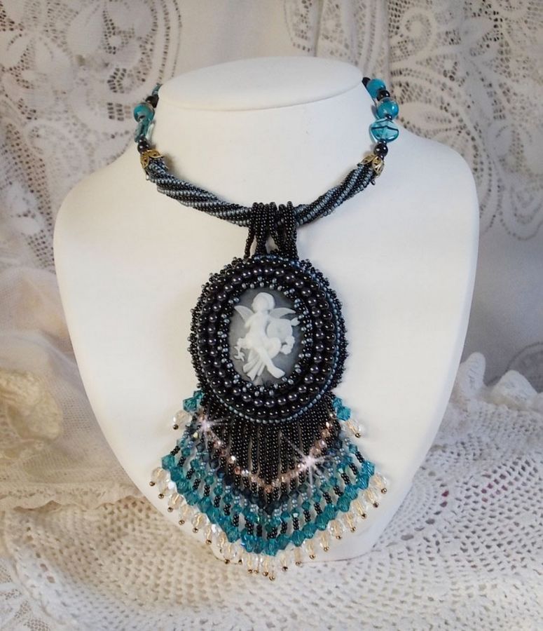 Angelot hanger ketting met acryl Angel, Swarovski kristallen tolletjes en Japanse rocailles