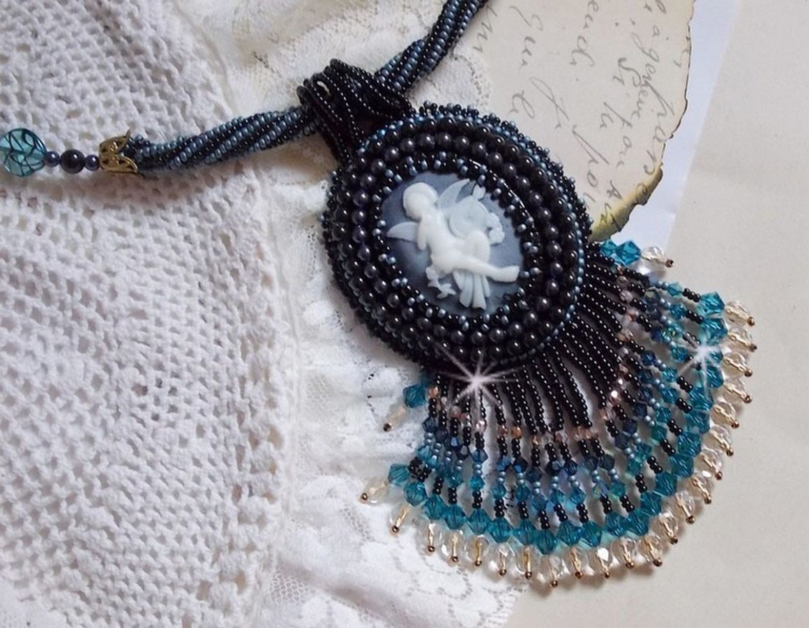 Angelot hanger ketting met acryl Angel, Swarovski kristallen tolletjes en Japanse rocailles
