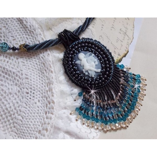 Angelot hanger ketting met acryl Angel, Swarovski kristallen tolletjes en Japanse rocailles