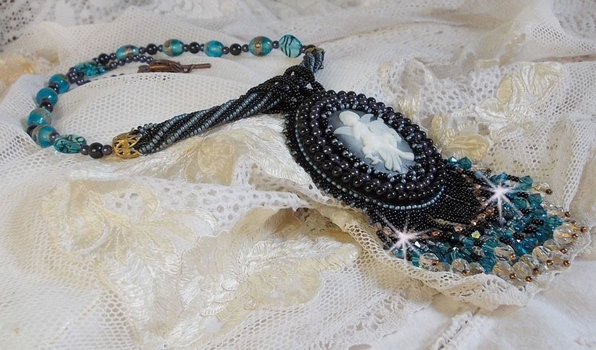 Angelot hanger ketting met acryl Angel, Swarovski kristallen tolletjes en Japanse rocailles