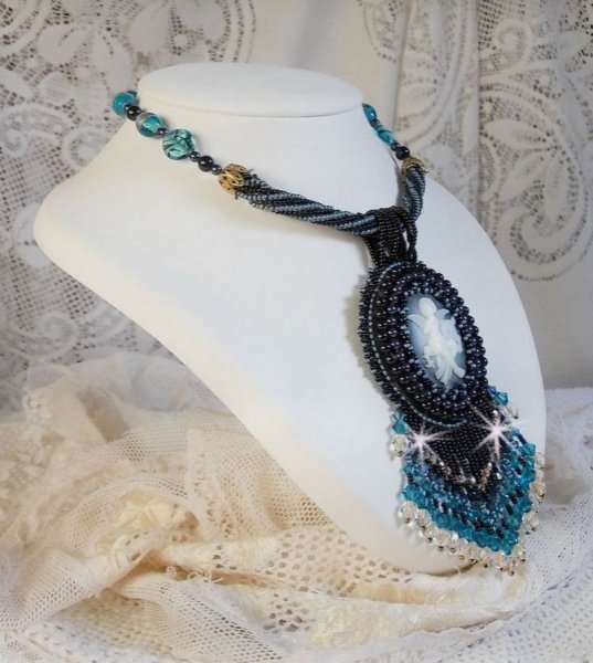 Angelot hanger ketting met acryl Angel, Swarovski kristallen tolletjes en Japanse rocailles