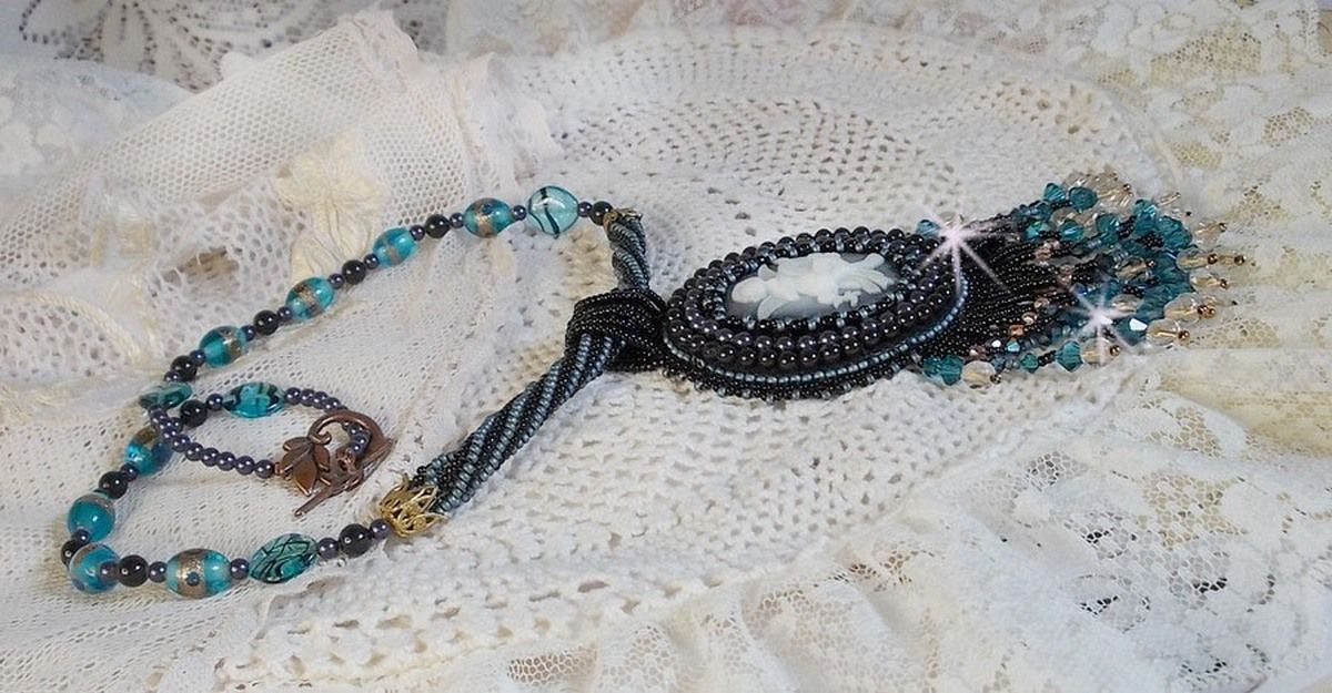 Angelot hanger ketting met acryl Angel, Swarovski kristallen tolletjes en Japanse rocailles
