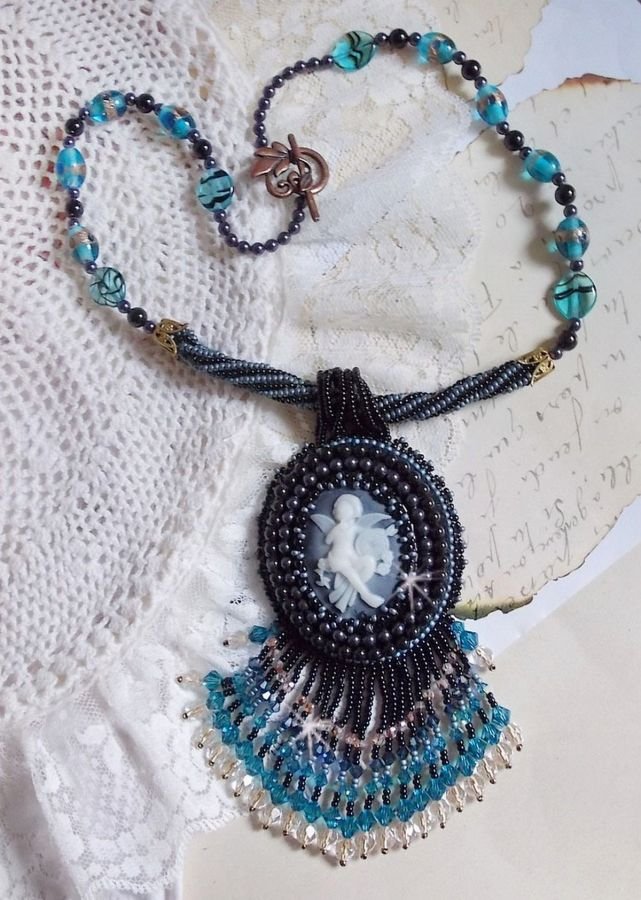 Angelot hanger ketting met acryl Angel, Swarovski kristallen tolletjes en Japanse rocailles