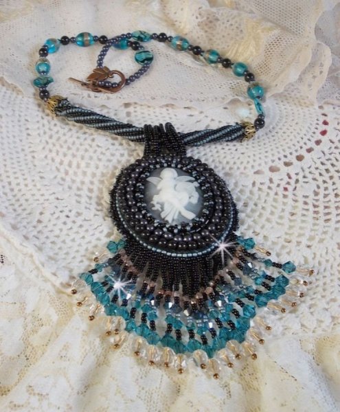 Angelot hanger ketting met acryl Angel, Swarovski kristallen tolletjes en Japanse rocailles