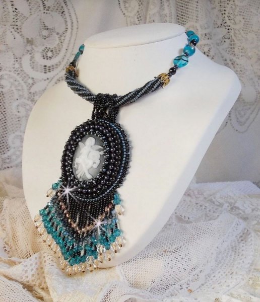 Angelot hanger ketting met acryl Angel, Swarovski kristallen tolletjes en Japanse rocailles