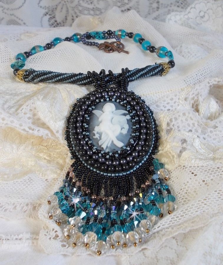 Angelot hanger ketting met acryl Angel, Swarovski kristallen tolletjes en Japanse rocailles