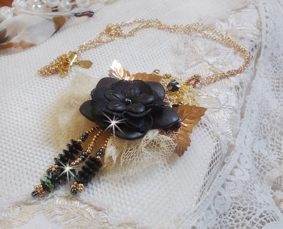 Zwarte en gouden dromenvanger hanger ketting met antiek kant en prachtige kristallen