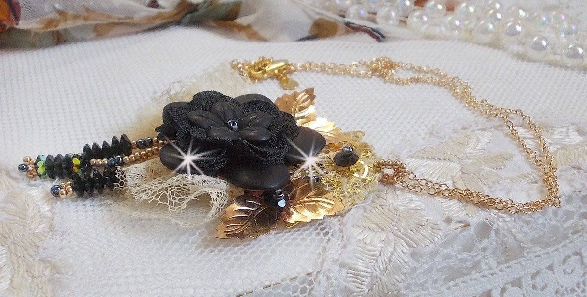 Zwarte en gouden dromenvanger hanger ketting met antiek kant en prachtige kristallen