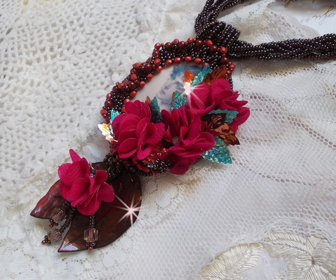 Belle Hélène Haute-Couture hanger ketting met stoffen bloemen en parelmoer bladeren