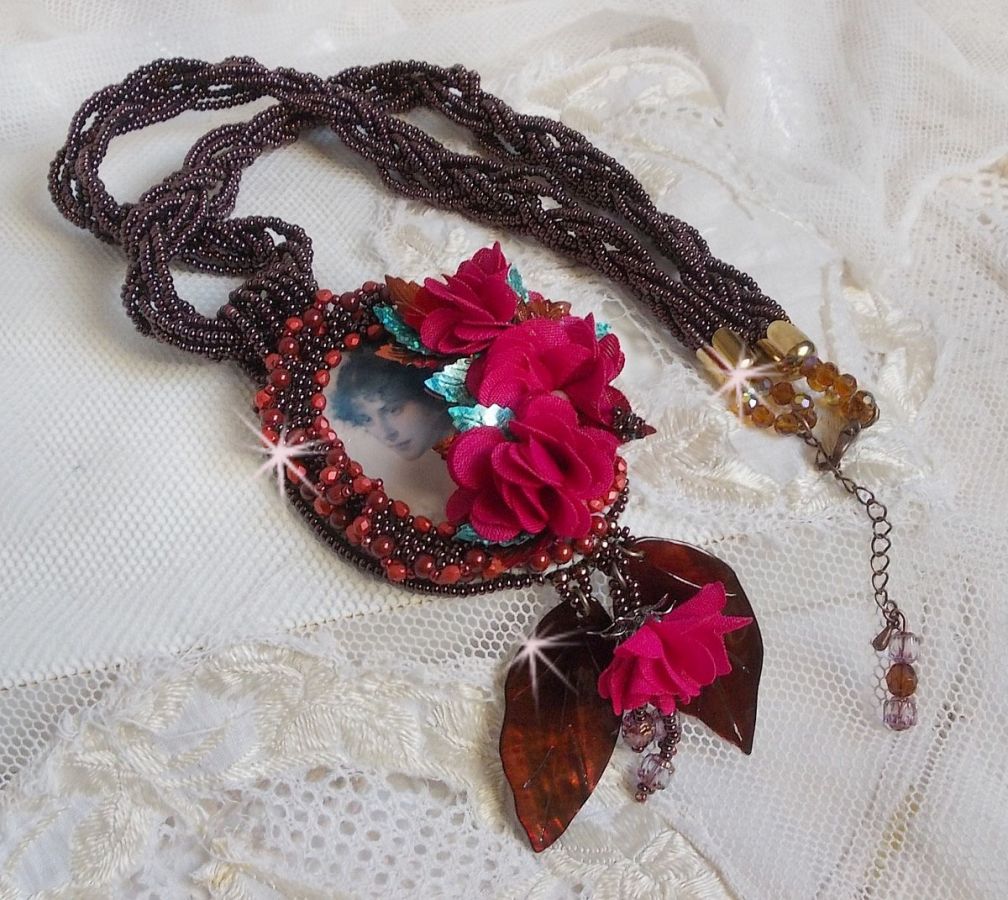 Belle Hélène Haute-Couture hanger ketting met stoffen bloemen en parelmoer bladeren