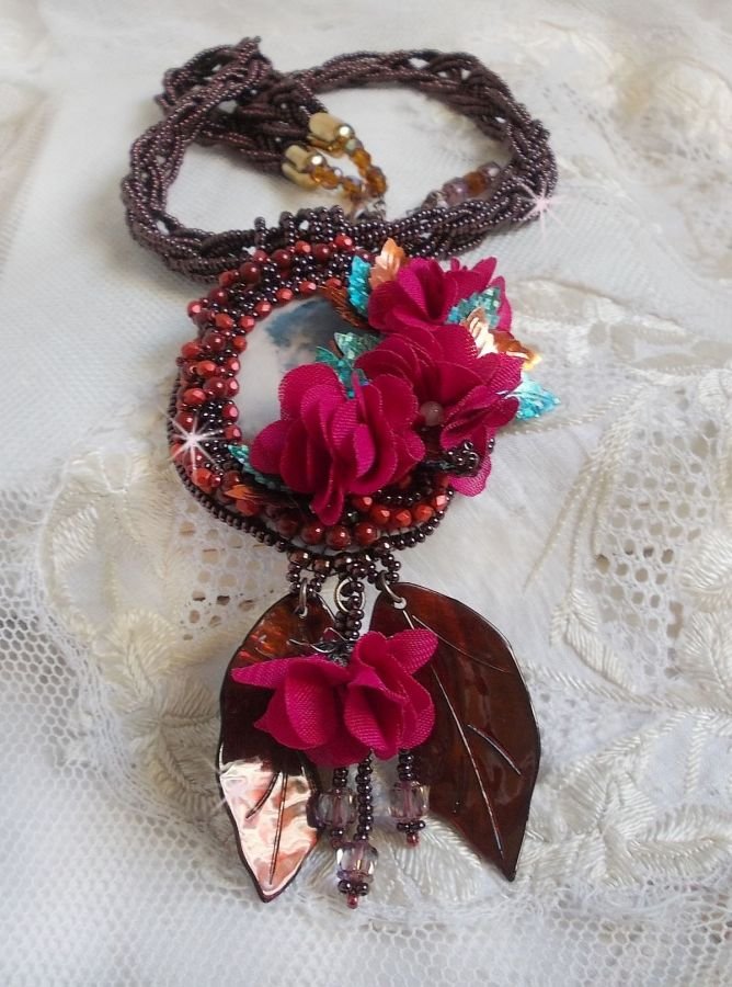 Belle Hélène Haute-Couture hanger ketting met stoffen bloemen en parelmoer bladeren