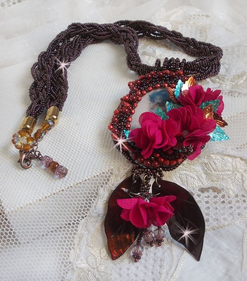 Belle Hélène Haute-Couture hanger ketting met stoffen bloemen en parelmoer bladeren