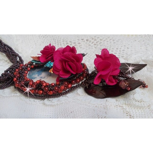 Belle Hélène Haute-Couture hanger ketting met stoffen bloemen en parelmoer bladeren