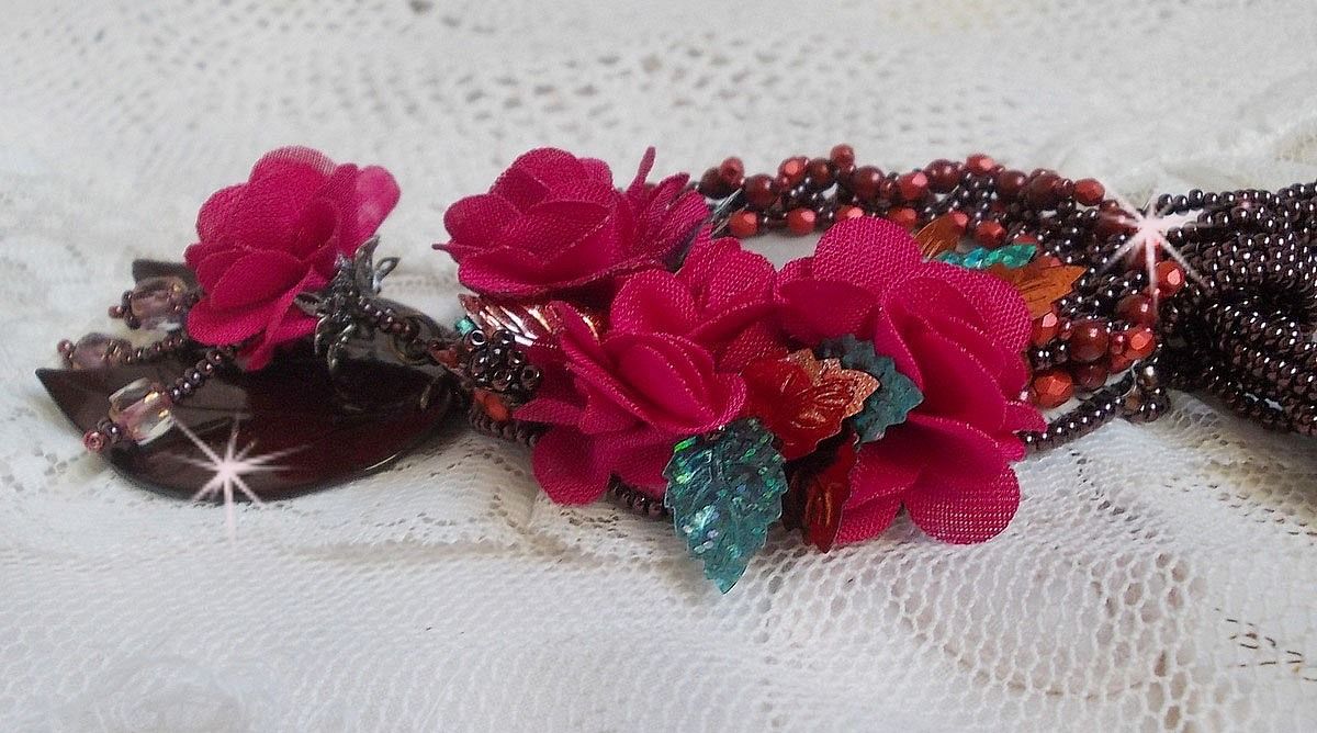 Belle Hélène Haute-Couture hanger ketting met stoffen bloemen en parelmoer bladeren