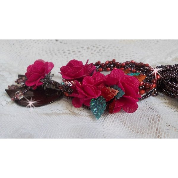 Belle Hélène Haute-Couture hanger ketting met stoffen bloemen en parelmoer bladeren