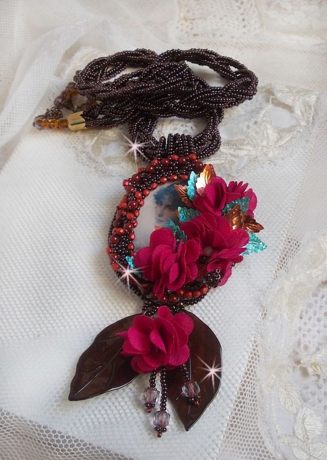 Belle Hélène Haute-Couture hanger ketting met stoffen bloemen en parelmoer bladeren