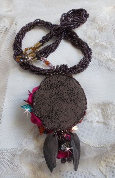 Belle H&eacute;l&egrave;ne Haute-Couture hanger ketting met stoffen bloemen en parelmoer bladeren