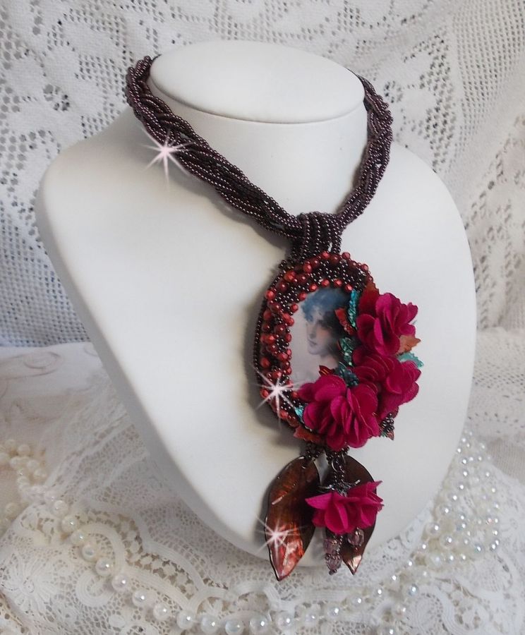 Belle Hélène Haute-Couture hanger ketting met stoffen bloemen en parelmoer bladeren