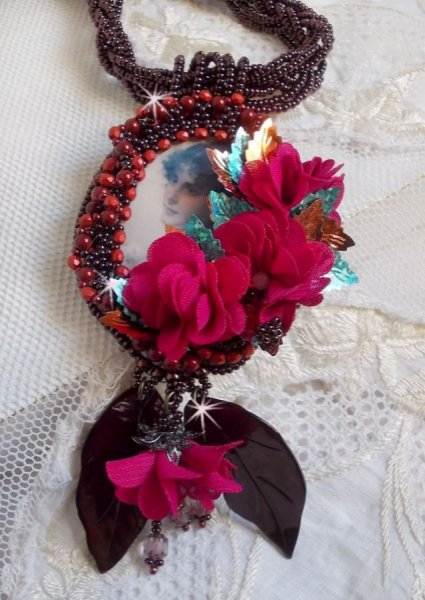 Belle H&eacute;l&egrave;ne Haute-Couture hanger ketting met stoffen bloemen en parelmoer bladeren